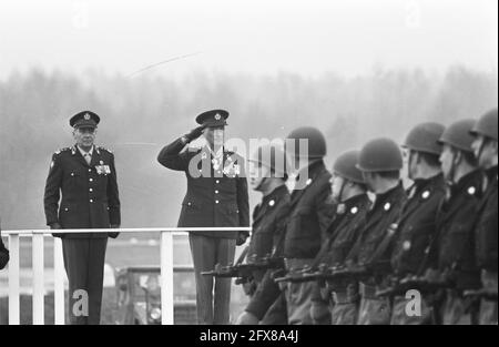 Abschied Generalleutnant F. v.d. Veen als Kommandeur der Landstreitkräfte auf den Vlasakkers defile, 18. Dezember 1968, Abschied, defiles, Kommandeure, Niederlande, Presseagentur des 20. Jahrhunderts, Foto, Nachrichten zu erinnern, Dokumentarfilm, historische Fotografie 1945-1990, visuelle Geschichten, Menschliche Geschichte des zwanzigsten Jahrhunderts, Momente in der Zeit festzuhalten Stockfoto