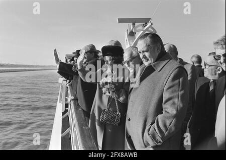 Beatrix eröffnet Hartelkanaal in Rotterdam-Europoort. Loco-Bürgermeister J. G. van der Ploeg und Beatrix blicken über den Hartelkanaal, 7. Januar 1982, Eröffnungen, Niederlande, 20. Jahrhundert Presseagentur Foto, Nachrichten zu erinnern, Dokumentarfilm, historische Fotografie 1945-1990, visuelle Geschichten, Menschliche Geschichte des zwanzigsten Jahrhunderts, Momente in der Zeit festzuhalten Stockfoto