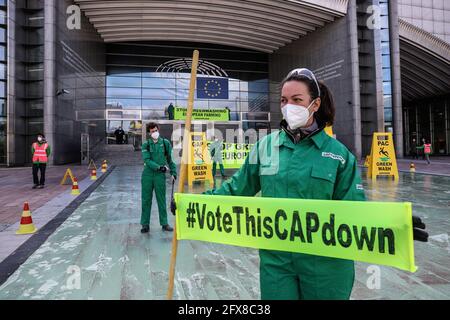 Brüssel, Belgien. Mai 2021. Greenpeace-Aktivisten protestieren vor dem Europäischen Parlament, während die Gespräche über die Gemeinsame Agrarpolitik (GAP) im Europäischen Parlament stattfinden. Brüssel, Belgien, 26. Mai 2021. Quelle: Valeria Mongelli/ZUMA Wire/Alamy Live News Stockfoto