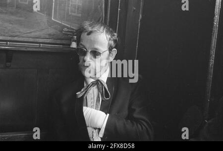 Der Bildhauer Jacob Jutte hält Pressekonferenz über die Ereignisse bei der Hochzeit seines Sekretärs Jacob Jutte mit Beweisen und Verletzungen des Handgelenks, , 17. April 1969, GEBÄUDE, Bildhauer, Pressekonferenzen, Niederlande, Foto der Presseagentur des 20. Jahrhunderts, Nachrichten zum erinnern, Dokumentarfilm, historische Fotografie 1945-1990, visuelle Geschichten, Menschliche Geschichte des zwanzigsten Jahrhunderts, Momente in der Zeit festzuhalten Stockfoto