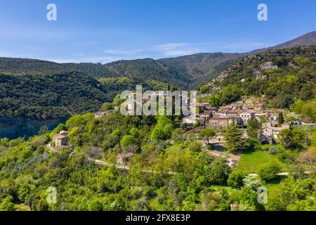 Frankreich, Ardeche, Nationalpark Cevennes, regionaler Naturpark Monts d'Ardeche, Les Vans, Naves Village (Luftaufnahme) // Frankreich, Ardèche (07), Parc na Stockfoto