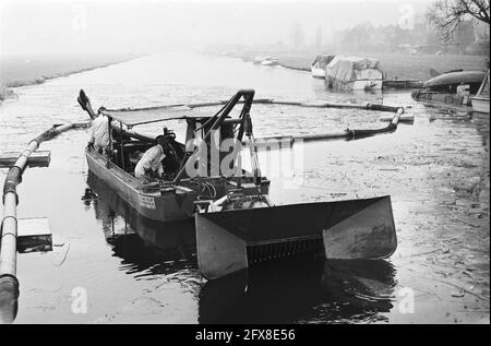 Begonnen Ausbaggern vergifteter Gräben bei Volgermeerpolder bei Broek in Waterland, 25. Februar 1982, SLOTEN, Ausbaggern, Niederlande, Presseagentur des 20. Jahrhunderts, Foto, Nachrichten zum erinnern, Dokumentarfilm, historische Fotografie 1945-1990, visuelle Geschichten, Menschliche Geschichte des zwanzigsten Jahrhunderts, Momente in der Zeit festzuhalten Stockfoto