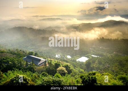 Phantasievolle Landschaft eines frühen Morgens, wenn die Sonne über den Dai Lao Berges Bereich ansteigt, Bao Loc Bezirk, Provinz Lam Dong, Vietnam Stockfoto