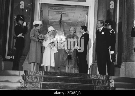 Begrüßung im Soestdijk Palast durch Königin Juliana; auf den Stufen von links nach rechts Prinzessin Beatrix, Prinzessin Michiko, Königin Juiliana, Kronprinz Akihito und Prinz Claus, 5. Oktober 1979, Königinnen, Paläste, Prinzen, Prinzessinnen, Staatsbesuche, Niederlande, Presseagentur des 20. Jahrhunderts, News to remember, Dokumentarfilm, historische Fotografie 1945-1990, visuelle Geschichten, Menschliche Geschichte des zwanzigsten Jahrhunderts, Momente in der Zeit festzuhalten Stockfoto