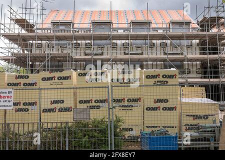 Dämmmaterial zur nachhaltigen Isolierung vor einem Gebäude Standort in den Niederlanden Stockfoto