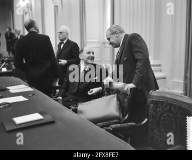 Prüfung des Staatshaushalts für auswärtige Angelegenheiten im Repräsentantenhaus, Minister J. M. A. H. LUNs im Gespräch mit herrn F. J. F. M. van Thiel, 21. Februar 1961, Auswärtige Angelegenheiten, Behandlungen, Diskussionen, Niederlande, Foto der Presseagentur des 20. Jahrhunderts, zu erinnerende Nachrichten, Dokumentarfilm, historische Fotografie 1945-1990, visuelle Geschichten, Menschliche Geschichte des zwanzigsten Jahrhunderts, Momente in der Zeit festzuhalten Stockfoto