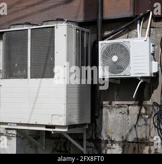 Industrielle Klimaanlagen an der Wand. Stockfoto