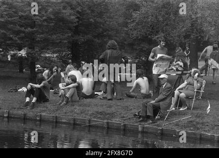 Ältere Fischer, die von Hippies umgeben sind, im Vondelpark in Amsterdam, 26. Juni 1972, Angeln, Hippies, Jugend, Senioren, Parks, Freizeit, Niederlande, 20. Jahrhundert Presseagentur Foto, Nachrichten zu erinnern, Dokumentarfilm, historische Fotografie 1945-1990, visuelle Geschichten, Menschliche Geschichte des zwanzigsten Jahrhunderts, Momente in der Zeit festzuhalten Stockfoto