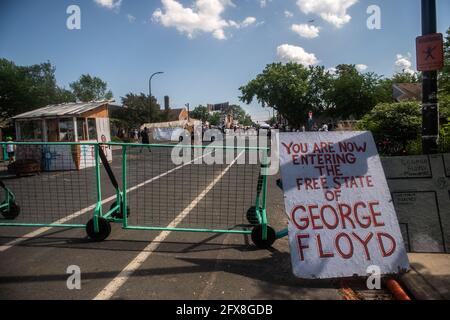 Atmosphäre am George Floyd Platz an der Ecke von 38th Street und Chicago Avenue während der Gedächtnisveranstaltung am 1 Jahr Jahrestag seines Todes am 25. Mai 2021 in Minneapolis, Minnesota. Foto: Chris Tuite/ImageSPACE /MediaPunch Stockfoto