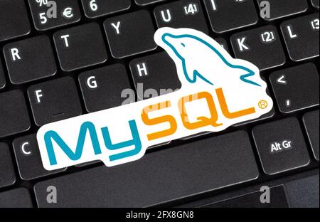 MySQL-Logo-Aufkleber auf einer Laptop-Tastatur, Objekt aus der Nähe, niemand. Mein SQL-Datenbank-Technologie-Symbol, Website-Backend-Entwicklung, Datenmanagement Stockfoto