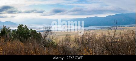 Blick auf den herrlichen See Cerknica in Slowenien - Cerkniško jezero. Blick von Slivnica auf den schönen, zeitweise oder verschwindenden See in Slowenien kars Stockfoto