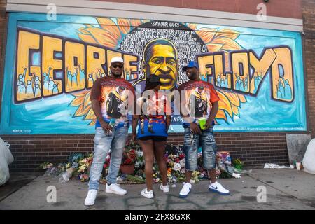 Atmosphäre am George Floyd Platz an der Ecke von 38th Street und Chicago Avenue während der Gedächtnisveranstaltung am 1 Jahr Jahrestag seines Todes am 25. Mai 2021 in Minneapolis, Minnesota. Foto: Chris Tuite/ImageSPACE /MediaPunch Stockfoto