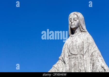 Maria, Mutter von Jesus, Maria von Nazareth alten antiken weißen Stein Statue Hintergrund, Kopie Raum. Christentum Symbole, katholizismus, Religion und Glaube a Stockfoto