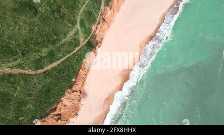 Draufsicht Luftaufnahme einer Meereslandschaft mit Strand und Meer mit türkisfarbenem Wasser in Sanzheyka, Region Odessa, Ukraine Stockfoto