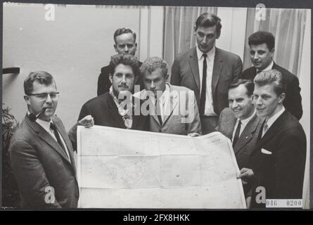 Belgisch-niederländische Expedition zum Südpol zur Erleichterung. Präsentation der niederländischen Mitglieder im Perscentrum Nieuwspoort. Um die Karte der Antarktis, vordere Reihe f r: ir. A. J. Meerburg, C.Kraan, C. Stelling, C.W. van Vliet, J.E. ten Bosch, die alle ein Jahr lang weg sein werden. Hinten Vlnr Lieutenant-ter-zee 1. Klasse A. van Grondelie, ir. P.M. Buis, ir. J. A. v.d. Salm, der in diesem Sommer alle alleine gehen wird, 22. November 1965, Expeditionen, Gruppenportraits, Landkarten, Niederlande, Presseagentur des 20. Jahrhunderts, Fotos, Nachrichten zum erinnern, Dokumentarfilm, historische Fotografie 1945-1990, visuelle Geschichten, Menschliche Geschichte der Stockfoto