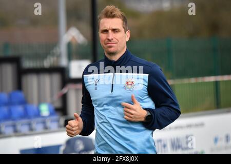 Bridgend, Wales. 10. Oktober 2020. Rhys Griffiths Manager von Penybont während des Vormatchwarms vor dem JD Cymru Premier-Spiel zwischen Penybont und den New Saints am 10. Oktober 2020 im SDM Glass Stadium in Bridgend, Wales, Großbritannien. Sportstadien in ganz Großbritannien unterliegen aufgrund der Coronavirus-Pandemie weiterhin strengen Beschränkungen, da staatliche Gesetze zur sozialen Distanzierung Fans innerhalb von Veranstaltungsorten verbieten, was dazu führt, dass Spiele hinter verschlossenen Türen gespielt werden. Quelle: Duncan Thomas/Majestic Media. Stockfoto