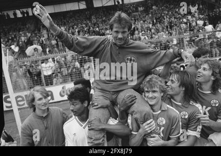 Benefiz-Spiel für Rob de Wit (Ajax) in Amsterdam; Rob de Wit auf den Schultern während der Abschiedsrunde, 28. Mai 1988, Sport, Fußball, Niederlande, Presseagentur des 20. Jahrhunderts, Foto, Nachrichten zum erinnern, Dokumentarfilm, historische Fotografie 1945-1990, visuelle Geschichten, Menschliche Geschichte des zwanzigsten Jahrhunderts, Momente in der Zeit festzuhalten Stockfoto