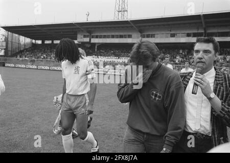 Benefit-Match für Rob de Wit (Ajax) in Amsterdam; Rob de Wit (r) tritt emotional ins Feld, links Gullit, 28. Mai 1988, Sport, Fußball, Niederlande, Presseagentur des 20. Jahrhunderts, Foto, Nachrichten zum erinnern, Dokumentarfilm, historische Fotografie 1945-1990, visuelle Geschichten, Menschliche Geschichte des zwanzigsten Jahrhunderts, Momente in der Zeit festzuhalten Stockfoto