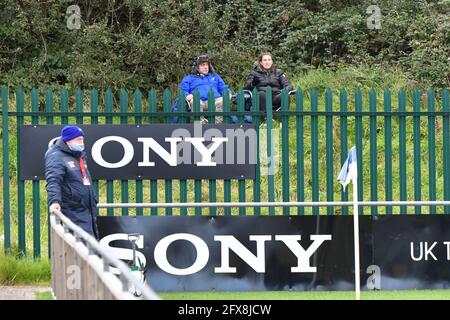 Bridgend, Wales. 10. Oktober 2020. Fans sitzen vor dem Zaun des Stadions, um das JD Cymru Premier-Spiel zwischen Penybont und den New Saints am 10. Oktober 2020 im SDM Glass Stadium in Bridgend, Wales, Großbritannien, zu beobachten. Sportstadien in ganz Großbritannien unterliegen aufgrund der Coronavirus-Pandemie weiterhin strengen Beschränkungen, da staatliche Gesetze zur sozialen Distanzierung Fans innerhalb von Veranstaltungsorten verbieten, was dazu führt, dass Spiele hinter verschlossenen Türen gespielt werden. Quelle: Duncan Thomas/Majestic Media. Stockfoto