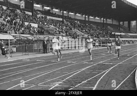 Benelux gegen Frankreich, Leichtathletik, Ziel 400 Meter Männer Van Herpen geht zuerst durch Ziel, 30. August 1964, ATLETIK, Ziel, Niederlande, Presseagentur des 20. Jahrhunderts, Foto, Nachrichten zum erinnern, Dokumentarfilm, historische Fotografie 1945-1990, visuelle Geschichten, Menschliche Geschichte des zwanzigsten Jahrhunderts, Momente in der Zeit festzuhalten Stockfoto