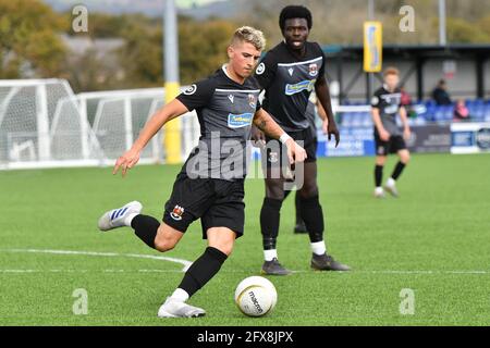 Bridgend, Wales. 10. Oktober 2020. Mael Davies von Penybont beim JD Cymru Premier-Spiel zwischen Penybont und den New Saints im SDM Glass Stadium in Bridgend, Wales, Großbritannien, am 10. Oktober 2020. Sportstadien in ganz Großbritannien unterliegen aufgrund der Coronavirus-Pandemie weiterhin strengen Beschränkungen, da staatliche Gesetze zur sozialen Distanzierung Fans innerhalb von Veranstaltungsorten verbieten, was dazu führt, dass Spiele hinter verschlossenen Türen gespielt werden. Quelle: Duncan Thomas/Majestic Media. Stockfoto