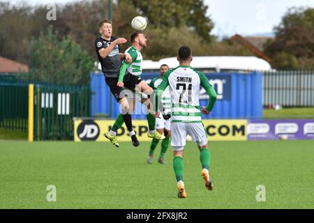 Bridgend, Wales. 10. Oktober 2020. Die Spieler kämpfen am 10. Oktober 2020 im SDM Glass Stadium in Bridgend, Wales, Großbritannien, um den Kopfball beim JD Cymru Premier-Spiel zwischen Penybont und den New Saints. Sportstadien in ganz Großbritannien unterliegen aufgrund der Coronavirus-Pandemie weiterhin strengen Beschränkungen, da staatliche Gesetze zur sozialen Distanzierung Fans innerhalb von Veranstaltungsorten verbieten, was dazu führt, dass Spiele hinter verschlossenen Türen gespielt werden. Quelle: Duncan Thomas/Majestic Media. Stockfoto