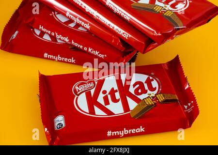 Tambow, Russische Föderation - 19. März 2021 KitKat Schokoriegel auf gelbem Hintergrund. Stockfoto