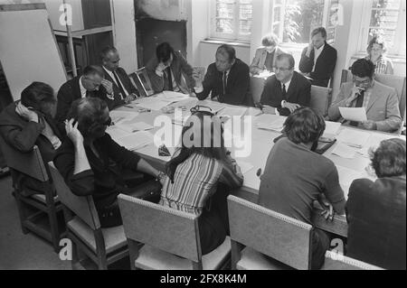 Treffen über die Zusammensetzung des Bürgermeisters und der Ratsmitglieder mit Vertretern der Parteien, Rathaus, Amsterdam, 12. August 1970, DEPARTEMENTS, PARTEIEN, GESETZGEBER, Bürgermeister, Niederlande, 20. Jahrhundert Presseagentur Foto, Nachrichten zu erinnern, Dokumentarfilm, historische Fotografie 1945-1990, visuelle Geschichten, Menschliche Geschichte des zwanzigsten Jahrhunderts, Momente in der Zeit festzuhalten Stockfoto