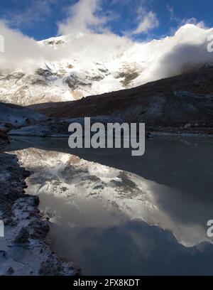 Abendansicht von Peak Seven 7 VII, spiegelnd im See, wunderschöner Berg auf dem Weg zum Makalu Basislager, Barun Tal, Nepal Himalaya Berge Stockfoto