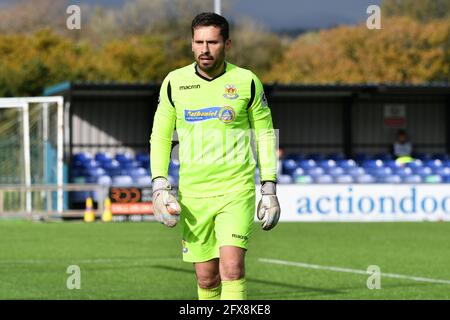 Bridgend, Wales. 10. Oktober 2020. Torhüterin Ashley Morris aus Penybont beim JD Cymru Premier-Spiel zwischen Penybont und den New Saints am 10. Oktober 2020 im SDM Glass Stadium in Bridgend, Wales, Großbritannien. Sportstadien in ganz Großbritannien unterliegen aufgrund der Coronavirus-Pandemie weiterhin strengen Beschränkungen, da staatliche Gesetze zur sozialen Distanzierung Fans innerhalb von Veranstaltungsorten verbieten, was dazu führt, dass Spiele hinter verschlossenen Türen gespielt werden. Quelle: Duncan Thomas/Majestic Media. Stockfoto