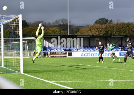 Bridgend, Wales. 10. Oktober 2020. Ein Torschuss während des JD Cymru Premier-Spiels zwischen Penybont und den New Saints im SDM Glass Stadium in Bridgend, Wales, Großbritannien, am 10. Oktober 2020. Sportstadien in ganz Großbritannien unterliegen aufgrund der Coronavirus-Pandemie weiterhin strengen Beschränkungen, da staatliche Gesetze zur sozialen Distanzierung Fans innerhalb von Veranstaltungsorten verbieten, was dazu führt, dass Spiele hinter verschlossenen Türen gespielt werden. Quelle: Duncan Thomas/Majestic Media. Stockfoto