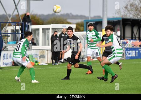 Bridgend, Wales. 10. Oktober 2020. Kostya Georgievsky aus Penybont in Aktion beim JD Cymru Premier-Spiel zwischen Penybont und den New Saints am 10. Oktober 2020 im SDM Glass Stadium in Bridgend, Wales, Großbritannien. Sportstadien in ganz Großbritannien unterliegen aufgrund der Coronavirus-Pandemie weiterhin strengen Beschränkungen, da staatliche Gesetze zur sozialen Distanzierung Fans innerhalb von Veranstaltungsorten verbieten, was dazu führt, dass Spiele hinter verschlossenen Türen gespielt werden. Quelle: Duncan Thomas/Majestic Media. Stockfoto