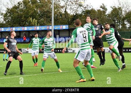 Bridgend, Wales. 10. Oktober 2020. Die Spieler kämpfen am 10. Oktober 2020 im SDM Glass Stadium in Bridgend, Wales, Großbritannien, um den Ball beim JD Cymru Premier-Spiel zwischen Penybont und den New Saints. Sportstadien in ganz Großbritannien unterliegen aufgrund der Coronavirus-Pandemie weiterhin strengen Beschränkungen, da staatliche Gesetze zur sozialen Distanzierung Fans innerhalb von Veranstaltungsorten verbieten, was dazu führt, dass Spiele hinter verschlossenen Türen gespielt werden. Quelle: Duncan Thomas/Majestic Media. Stockfoto