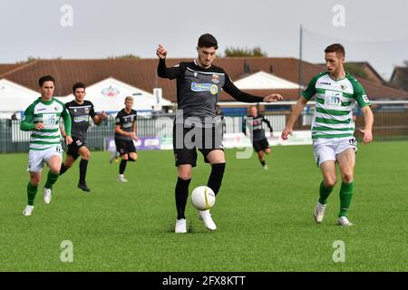 Bridgend, Wales. 10. Oktober 2020. Ben Ahmun von Penybont in Aktion beim JD Cymru Premier-Spiel zwischen Penybont und den New Saints am 10. Oktober 2020 im SDM Glass Stadium in Bridgend, Wales, Großbritannien. Sportstadien in ganz Großbritannien unterliegen aufgrund der Coronavirus-Pandemie weiterhin strengen Beschränkungen, da staatliche Gesetze zur sozialen Distanzierung Fans innerhalb von Veranstaltungsorten verbieten, was dazu führt, dass Spiele hinter verschlossenen Türen gespielt werden. Quelle: Duncan Thomas/Majestic Media. Stockfoto