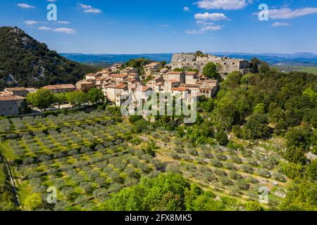 Frankreich, Ardeche, Nationalpark Cevennes, Banne, Dorf und Ruinen des Chateau de Banne, Schloss Banne (Luftaufnahme) // Frankreich, Ardèche (07), Parc na Stockfoto