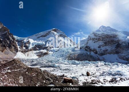 Morgensonne über Mount Everest, lhotse und Nuptse vom Pumo Ri Basislager - Weg zum Everest Basislager - Nepal Stockfoto