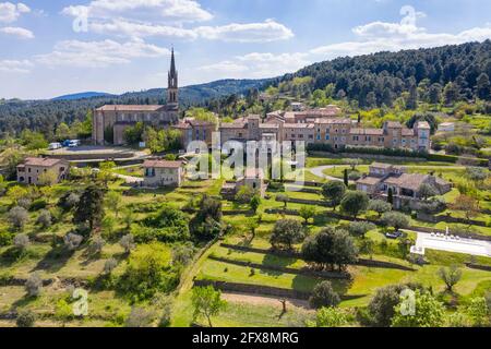 Frankreich, Ardeche, Nationalpark Cevennes, Banne, Dorf mit Kirche Saint Pierre aux Liens (Luftaufnahme) // Frankreich, Ardèche (07), Parc national des C Stockfoto