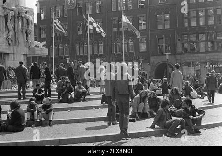 Befreiungstag in Amsterdam, viele genossen das schöne Wetter auf dem Dam-Platz, 5. Mai 1967, Befreiungstag, Niederlande, 20. Jahrhundert Presseagentur Foto, Nachrichten zu erinnern, Dokumentarfilm, historische Fotografie 1945-1990, visuelle Geschichten, Menschliche Geschichte des zwanzigsten Jahrhunderts, Momente in der Zeit festzuhalten Stockfoto