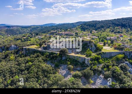 Frankreich, Ardeche, Nationalpark Cevennes, Banne, Gesamtansicht des Dorfes mit den Ruinen des Chateau de Banne, Burg von Banne (Luftaufnahme) // F Stockfoto