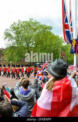 Massen von Menschen versammelten sich an einem Aussichtspunkt, in der Hoffnung auf einen Blick auf die Königin bei der Queens Diamond Jubilee-Feier in London, Großbritannien. Militärband Stockfoto