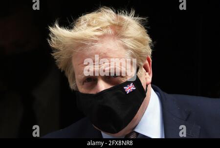 London, England, Großbritannien. Mai 2021. Der britische Premierminister BORIS JOHNSON verlässt die Downing Street 10 vor der wöchentlichen Fragestunde des Premierministers im Unterhaus, wie sein ehemaliger Chefberater Dominic Cummings in der gemeinsamen Untersuchung des Gesundheits- und Sozialausschusses und des Ausschusses für Wissenschaft und Technologie gegen seine Regierung bezeugt Reaktion auf eine Coronavirus-Pandemie. Kredit: Tayfun Salci/ZUMA Wire/Alamy Live Nachrichten Stockfoto