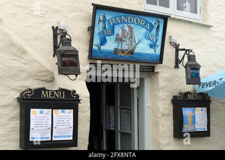 MYLOR BRIDGE, CORNWALL, UK - MAY 9 : Blick auf den Eingang des Pandora Inn am Restronguet Creek, in der Nähe der Mylor Bridge, Falmouth, Cornwall am 9. Mai 2021 Stockfoto