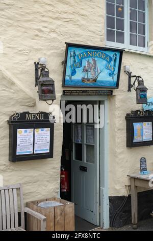 MYLOR BRIDGE, CORNWALL, UK - MAY 9 : Blick auf den Eingang des Pandora Inn am Restronguet Creek, in der Nähe der Mylor Bridge, Falmouth, Cornwall am 9. Mai 2021 Stockfoto