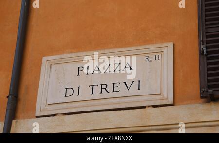 Name des Platzes in Roma, wo es den berühmten gibt TREVI-Brunnen, in dem Touristen Münzen werfen Stockfoto