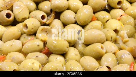 Hintergrund der grünen Oliven in Salzlake zum Verkauf in der Marktstände in Süditalien Stockfoto