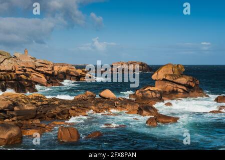 Rosafarbener Granitblock an der bretonischen Küste Stockfoto