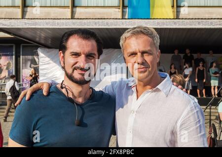 Dnipro, Ukraine - 21. August 2020: Nahaufnahme eines Porträts reifer Freunde, die sich umarmen und die Arme umarmen Stockfoto