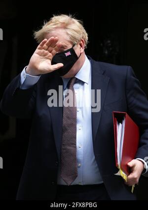 London, England, Großbritannien. Mai 2021. Der britische Premierminister BORIS JOHNSON verlässt die Downing Street 10 vor der wöchentlichen Fragestunde des Premierministers im Unterhaus, wie sein ehemaliger Chefberater Dominic Cummings in der gemeinsamen Untersuchung des Gesundheits- und Sozialausschusses und des Ausschusses für Wissenschaft und Technologie gegen seine Regierung bezeugt Reaktion auf eine Coronavirus-Pandemie. Kredit: Tayfun Salci/ZUMA Wire/Alamy Live Nachrichten Stockfoto