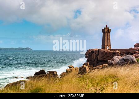 Ploumanach Leuchtturm über dem Chanel an der rosafarbenen Granitküste Stockfoto