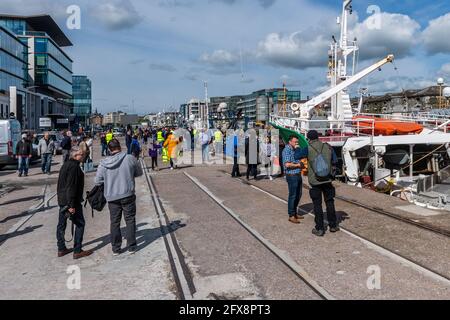 Cork, Irland. Mai 2021. Zwischen 50-60 Trawlern versammelten sich heute Morgen am Roches Point, bevor sie den Fluss nach Cork City segelten, um den Hafen zu blockieren. Die Fischer sind wütend auf ihre Quote von 15 % und die neuen Regeln für die Abwägung ihrer Fangmengen. Hunderte von Fischern und ihre Anhänger waren bei der Kundgebung am Kennedy Quay. Quelle: AG News/Alamy Live News Stockfoto